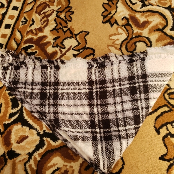 Bubdle of scarfs, 1 blanket, 1 infinity - Picture 3 of 3